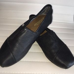 BARELY WORN MEN’S TOMS